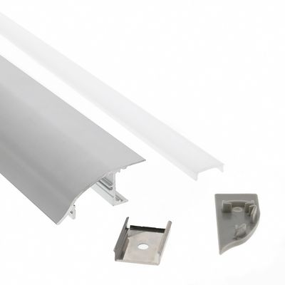 LED-Kanalsatz aus Aluminium mit mattierter Abdeckung, Endabdeckung und Befestigungsklammern für eine stilvolle Beleuchtungsinstallation auf weißem Grund.