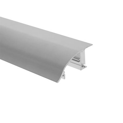 Nahaufnahme eines grauen Baumaterials mit einer gebogenen Kante, die die innere Struktur zeigt. Ideal für moderne LED-Beleuchtungsanlagen und architektonische Designs.