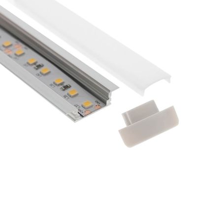 Das LED-Leuchtband aus Aluminium mit mattierter Abdeckung und Endkappe ist eine moderne Beleuchtungslösung, ideal für die Akzentbeleuchtung.