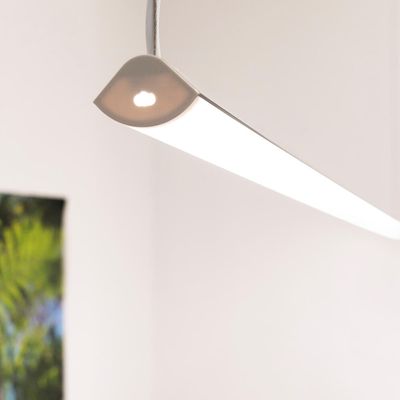 Moderne LED-Deckenleuchte mit elegantem weißem Design, die im Raum hängt; grünes Kunstwerk teilweise an der Wand sichtbar. Perfekt für eine stilvolle Heimbeleuchtung.