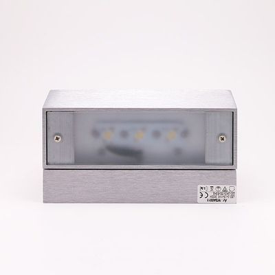 Rechteckige LED-Wandleuchte aus Metall mit mattierter Frontplatte und Symbolen in der rechten unteren Ecke für eine moderne Beleuchtung in Ihrem Zuhause.
