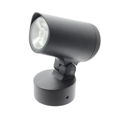 Schwarzer zylindrischer LED-Strahler mit rundem Sockel, nach oben geneigt für fokussierte Beleuchtung in modernen Beleuchtungsanlagen.