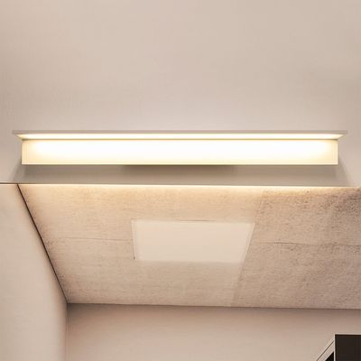 Die rechteckige LED-Deckenleuchte beleuchtet eine warm strukturierte Decke und trägt zur Atmosphäre bei. Die perfekte Beleuchtungslösung für jeden Raum.