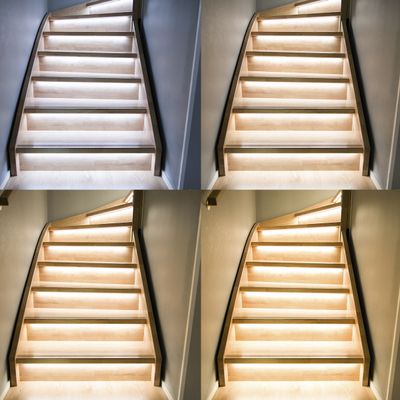 Moderne Holztreppe mit eingebauter LED-Beleuchtung. Vier Ecken zeigen die stilvolle, beleuchtete Treppe für ein stilvolles und sicheres Wohndesign.
