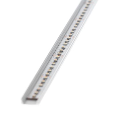 Nahaufnahme eines schlanken weißen LED-Leuchtbandes, das mehrere LEDs in einer linearen Anordnung zeigt, perfekt für moderne Beleuchtungslösungen.