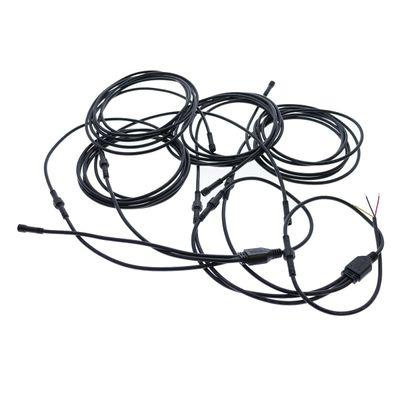 Lange LED-Glasfaserkabel mit Steckern und blanken Drähten, auf weißem Hintergrund, verdrillt für Leuchten.