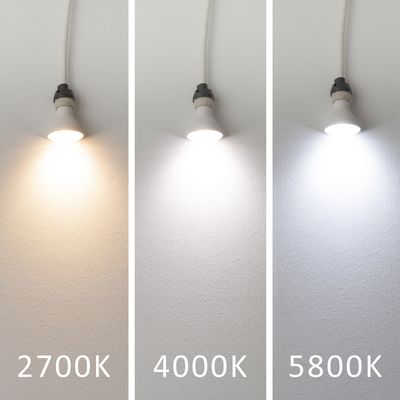 Drei LED-Lampen an der Wand mit folgenden Farbtemperaturen: 2700K warm, 4000K neutral und 5800K kalt, ideal für unterschiedliche Beleuchtungsanforderungen.