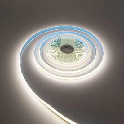 Warm leuchtende LED-Leuchtbandspirale auf einer flachen Oberfläche, eine energieeffiziente Beleuchtungslösung für private und gewerbliche Räume.