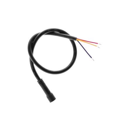 Verdrilltes schwarzes Kabel mit Stecker und sichtbaren roten, gelben und schwarzen Adern auf weißem Hintergrund - LED-Beleuchtungszubehör für eine effiziente Installation.