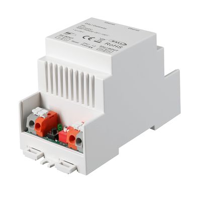 Nahaufnahme eines weißen LED-Beleuchtungsnetzteils mit Lüftungsschlitzen, Etiketten, zwei roten Steckern und grünen Komponenten für ein effizientes Energiemanagement.