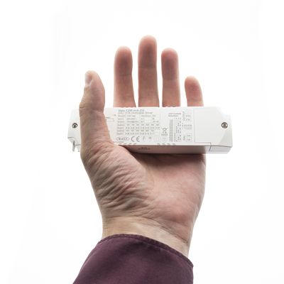 Nahaufnahme einer Hand, die ein rechteckiges LED-Beleuchtungsprodukt hält, mit sichtbaren technischen Daten. Zeigt technische Details für energieeffiziente Beleuchtung.