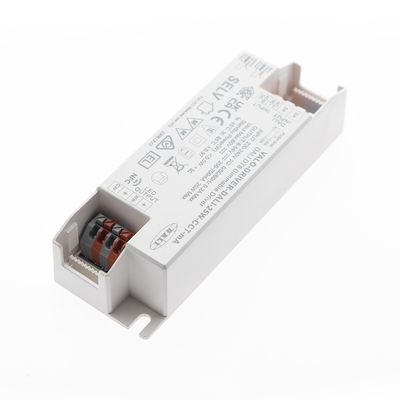 Rechteckiger LED-Controller mit Anschlüssen und Zertifizierungszeichen auf weißem Hintergrund, ideal für energieeffiziente Beleuchtungslösungen.