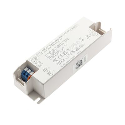 Nahaufnahme eines rechteckigen weißen LED-Leistungsreglers mit Anschlüssen, beschriftetem Text und Symbolen zur Verbesserung der Energieeffizienz von LED-Beleuchtung.