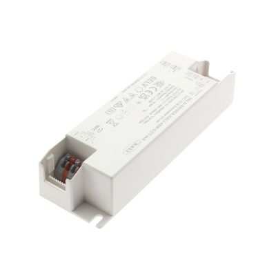 Weißes rechteckiges elektronisches Vorschaltgerät mit aufgedrucktem Text und Symbolen, mit Steckern an einem Ende für LED-Beleuchtungsanwendungen.