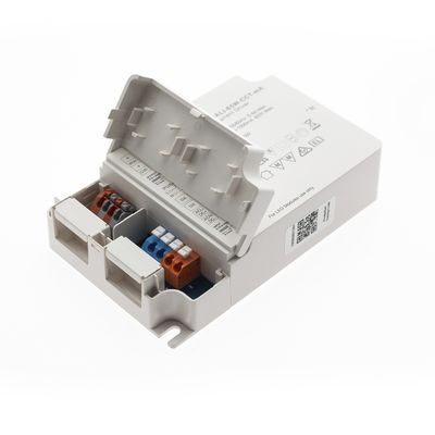 Grauer Elektrokasten mit offenem Deckel, der bunte Stecker und beschriftete Fächer zeigt; ideal für LED-Beleuchtungsanlagen.