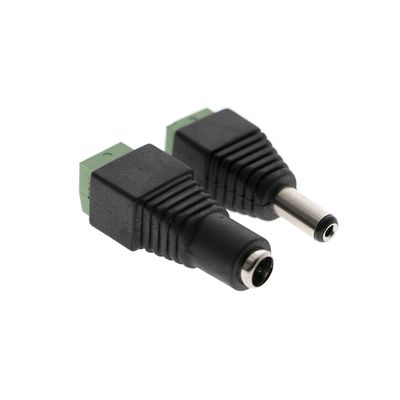 Schwarze und grüne DC-Stromanschlüsse (Stecker und Buchse) mit weißem Hintergrund für LED-Beleuchtungslösungen.