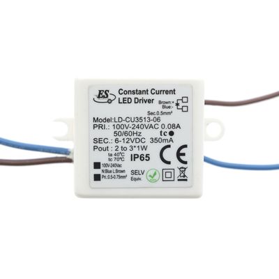 Alternativtext: Weißer Konstantstrom-LED-Controller LD-CU3513-06 mit sichtbaren Drähten und Zertifizierungssymbolen, ideal für LED-Beleuchtungslösungen.