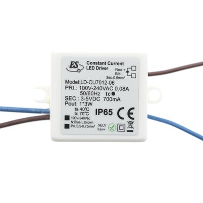 LED-Controller weiß rechteckig, Spezifikationen auf der Vorderseite, blaue und braune Verdrahtungsdetails