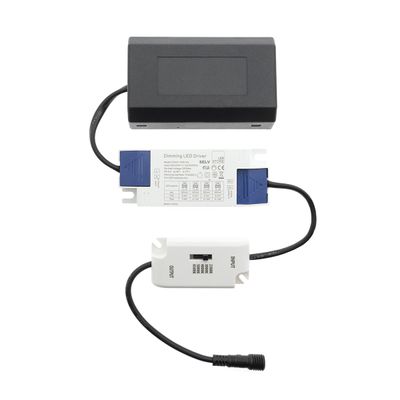 Alternativer Text: "LED-Beleuchtungskomponenten: schwarze Box, weißer und blauer LED-Controller und kleiner weißer Schalter mit Drähten für eine effiziente elektrische Verbindung.