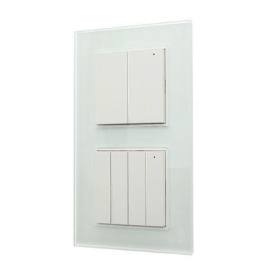 Doppeltes Lichtschalterpaneel mit elegantem Design auf weißem Hintergrund, minimalistischer Stil, perfekt für moderne Innenräume. Erweitern Sie ganz einfach Ihre Lichtsteuerung.