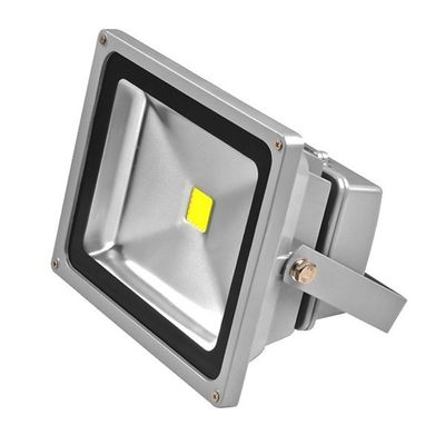 Silberfarbener quadratischer LED-Strahler mit verstellbarem Ausleger, Schrägansicht. Ideale Beleuchtungslösung für den Außenbereich. Energieeffizient und langlebig.