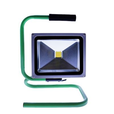 Tragbarer LED-Flutlichtstrahler mit grünem Rahmen, schwarzem Griff und nach vorne gerichtetem rechteckigem Licht; ideal für den Einsatz im Freien und in Gebäuden.