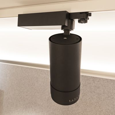 LED-Schienenleuchte - FOKUS 35W 3-Phasen-Schiene, mattschwarz und mattweiß Demonstrationsvideo LedStore.fi