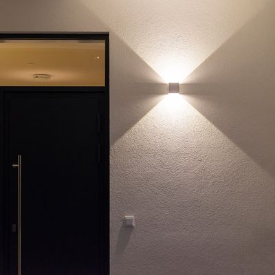 FUNK Wandleuchte mit Beleuchtung an der Wand.