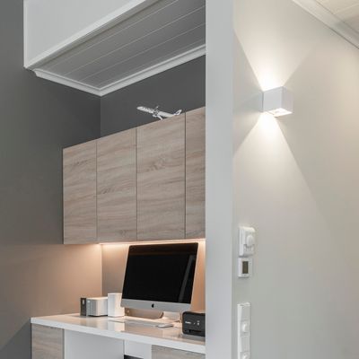 FUNK Wandleuchte mit Beleuchtung an der Wand.