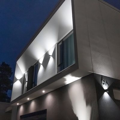 Mehrere FUNK Wandlampen, die an der Wand leuchten.