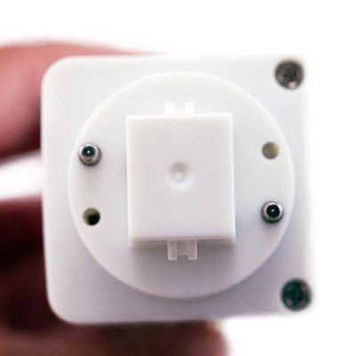Nahaufnahme einer Hand, die ein verschraubtes LED-Modulteil hält, wobei Details und Handwerkskunst hervorgehoben werden. Perfekt für energieeffiziente Beleuchtungslösungen.