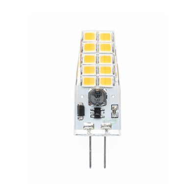 Nahaufnahme einer hellen LED-Glühbirne mit mehreren gelben LED-Chips und zwei Metallstiften für den Anschluss, perfekt für energieeffiziente Beleuchtungslösungen.