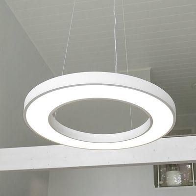 Eine moderne runde LED-Pendelleuchte, die die Decke eines minimalistischen Raumes beleuchtet und elegantes Design und energieeffiziente Beleuchtungslösungen präsentiert.
