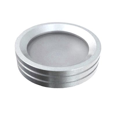 Runde silberfarbene LED-Leuchte mit gerippten Kanten, schräge Ansicht, weißer Hintergrund. Ideal für moderne Beleuchtungslösungen und zur Aufwertung der Raumgestaltung.