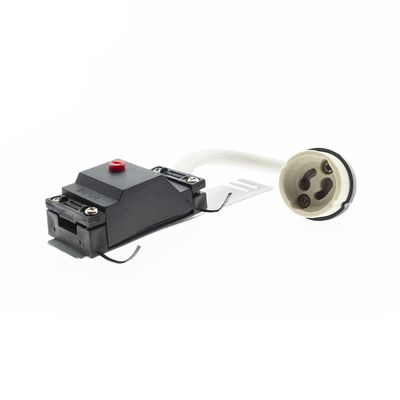 Elektromotorischer Kondensator mit Drähten und Halterung auf einem weißen Sockel, ideal für LED-Beleuchtungssysteme im Geschäft.
