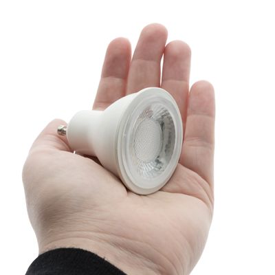 Kleine runde LED-Handleuchte mit weißem Hintergrund, die energieeffiziente Beleuchtungslösungen aus unserem LED-Shop hervorhebt.