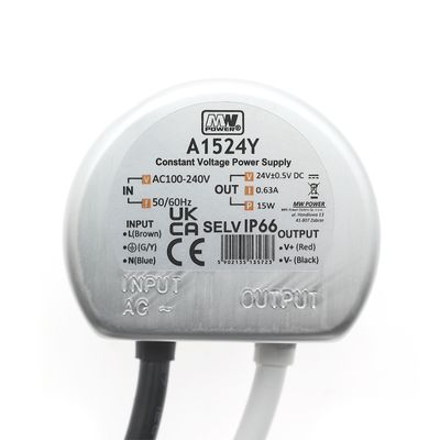 Nahaufnahme des silbernen AC-DC-Netzteiladapters A1524Y mit Eingangs-/Ausgangsspannungsetiketten und Verdrahtungsanweisungen für LED-Beleuchtungssysteme.