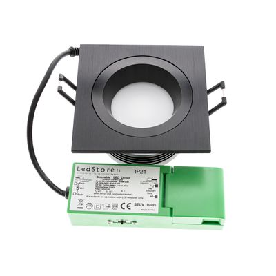 Schwarzes quadratisches LED-Einbaudownlight mit grünem LED-Treiber auf weißem Hintergrund - Energieeffiziente Beleuchtungslösung