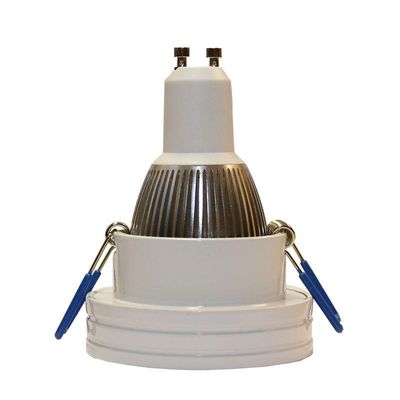Alternativer Text: 'Energieeffizienter weißer und silberner LED-Strahler mit zwei blauen Halterungen am Sockel, ideal für moderne Beleuchtungslösungen.