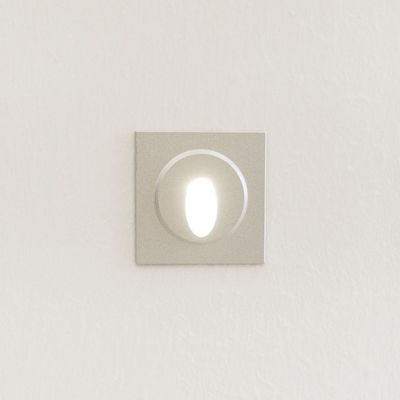 Quadratische Wandeinbauleuchte mit ovalem LED-Leuchtmittel auf weißer Wand - eine moderne Beleuchtungslösung.