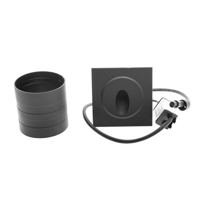 Quadratische Deckeneinbauleuchte mit zylindrischem Adapter und Verkabelung auf schlichtem weißem Sockel - moderne LED-Beleuchtung.