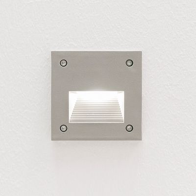 Die quadratische Wandeinbauleuchte beleuchtet eine weiße, strukturierte Wand mit einem sanften Lichtschein für eine moderne LED-Beleuchtungsästhetik.