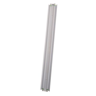 Elegante rechteckige LED-Leuchte mit schlankem Metalldesign, ideal für moderne Räume. Energieeffiziente Beleuchtung mit rein weißem Hintergrund.