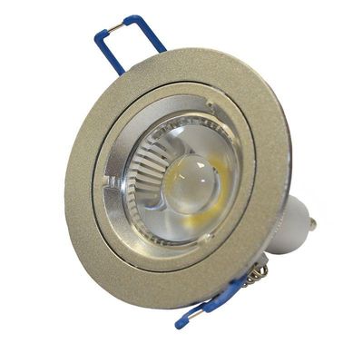Nahaufnahme eines silberfarbenen LED-Einbaustrahlers mit Sockel und blauen Fassungen, ideal für energieeffiziente Beleuchtungslösungen.