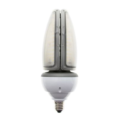 Seitenansicht einer LED-Kornlampe mit grauem Hintergrund und zweiflächigen LED-Chips vor weißem Hintergrund für energieeffiziente Beleuchtungslösungen.