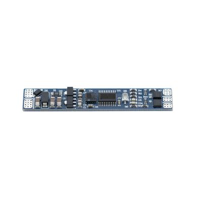 Kleine blaue elektronische Leiterplatte mit Widerständen, Kondensatoren und Anschlüssen auf weißem Hintergrund | LED-Beleuchtungskomponenten und Zubehör