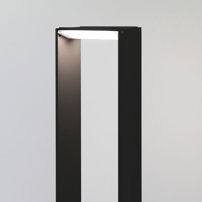 Elegante schwarze Stehleuchte, minimalistisches Design, rechteckig, offen, sanft leuchtender weißer Hintergrund. Perfekt für moderne LED-Beleuchtung.