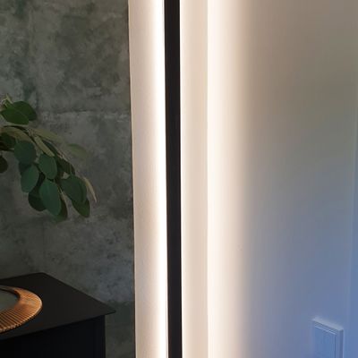 Schwarzes Aluminiumprofil, vertikal montiert.