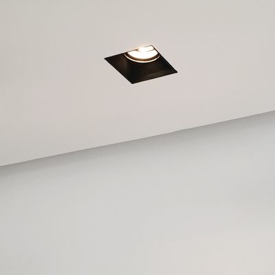 Quadratische LED-Deckenleuchte für den Einbau in eine schlichte, moderne weiße Decke.