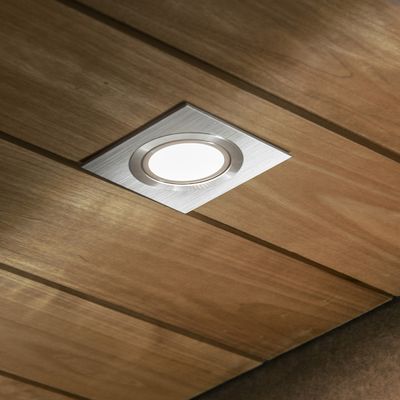 LED-Einbauleuchte in einer Holzdecke, elegante Paneelkonstruktion, die ein sanftes Licht abgibt. Ideal für moderne Innenräume. Energieeffiziente Beleuchtungslösung.